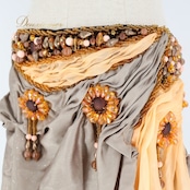 ベリーダンス オリエンタル 衣装 上下セット ブラウン系 トップス スカート ラインストーン ビーズ 花 茶 橙 ラメ キラキラ 豪華 装飾 華やか スリット ダンス衣装 ステージ イベント 落ち着いた色 かわいい オレンジ系 ピンク系