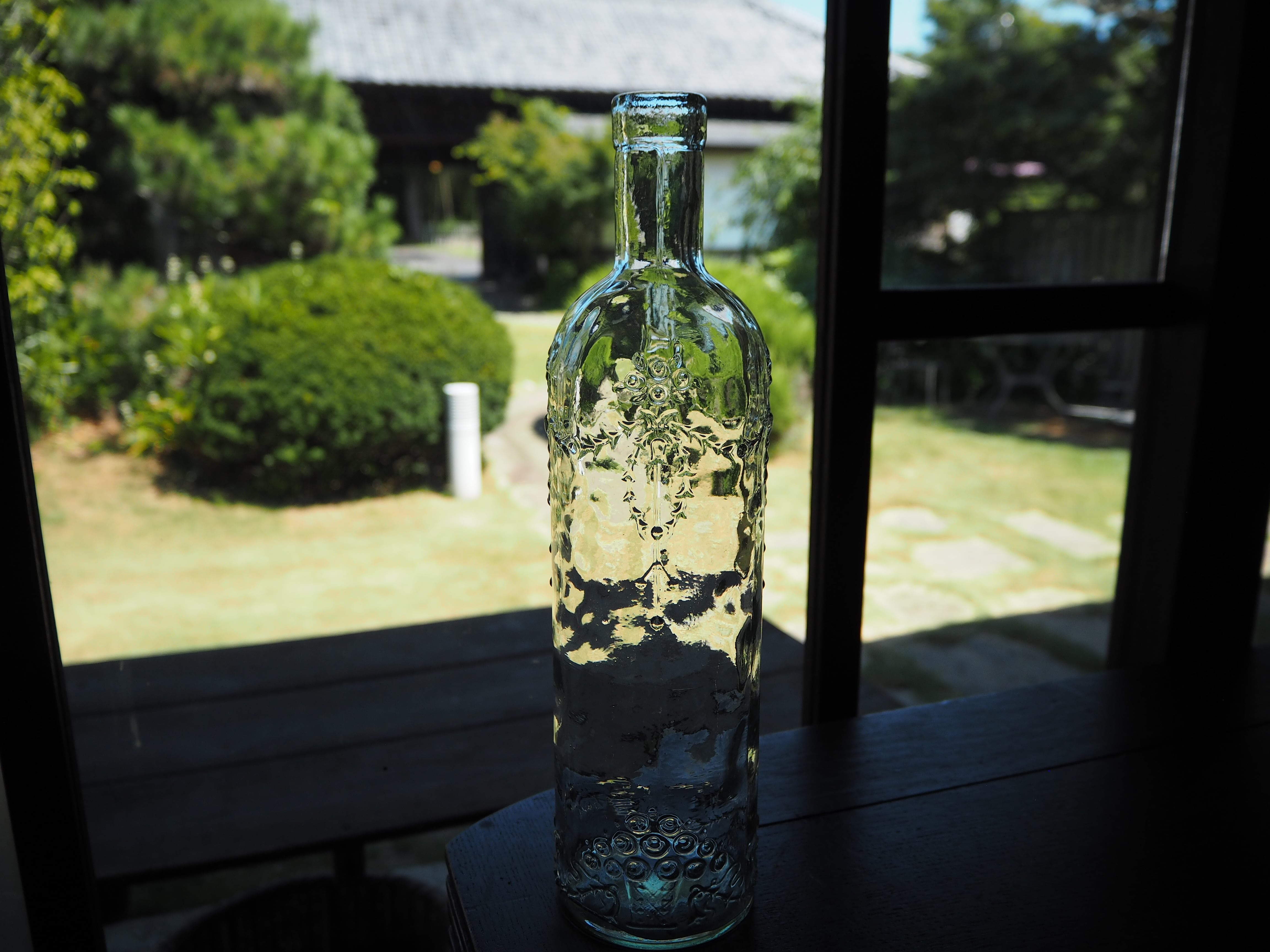 綺麗な柄のガラスボトル