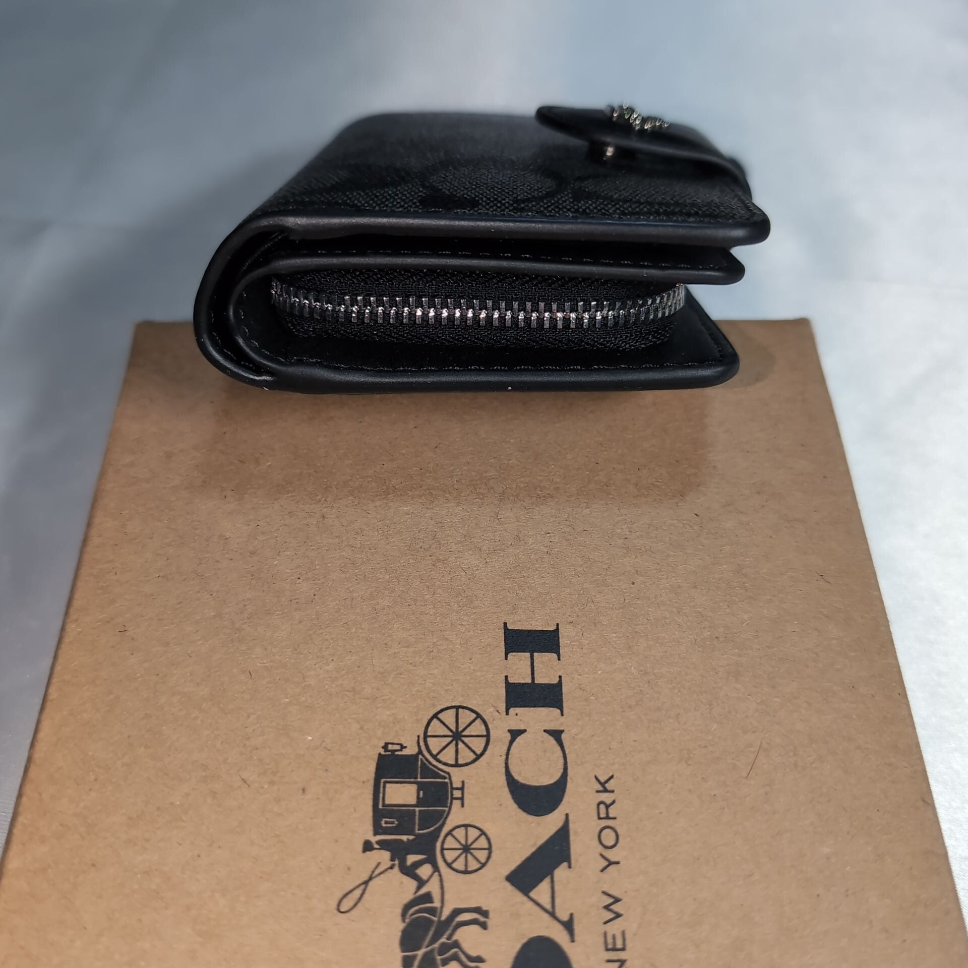 ほぼ未使用 コーチ シグネチャー 型押し 2つ折り財布 ラウンドジップ ブラック コーチ COACH 財布 レディース 二つ折り財布 シグネチャー 型押し