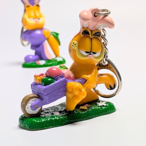 ☆VINTAGE 80'☆【 Garfield ( ガーフィールド ) 】 PVCフィギュア キーホルダー イースターバニー / ピンク 〚アメリカン雑貨 アメトイ〛