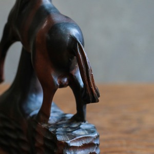 力強く立ち上がる、木製の馬