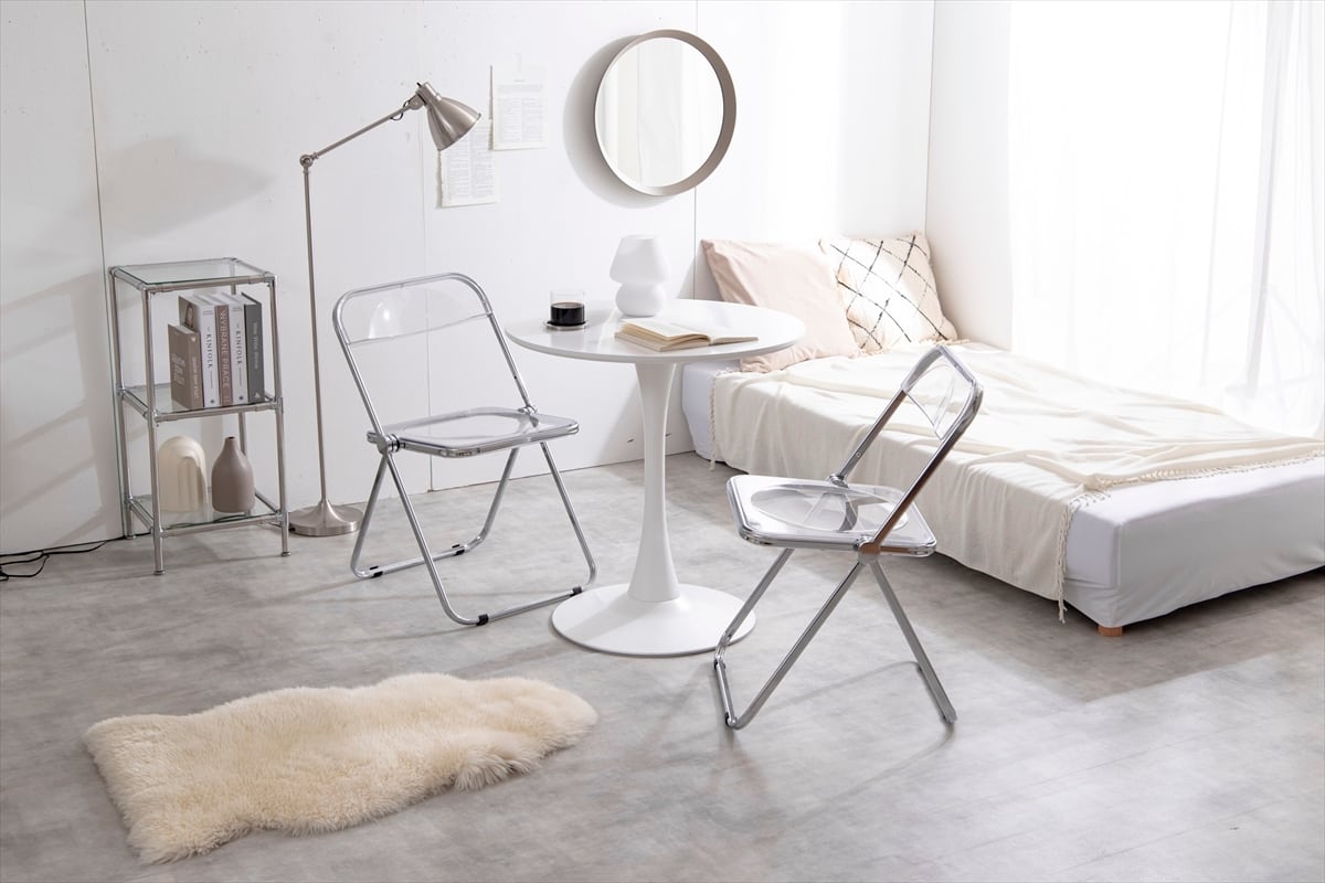 透明感が高く美しい座面と背もたれそしてシルバーフレームの組み合わせ