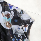 レディース トクコプルミエヴォル TOKUKO 1er VOL トップス ブラウス ブラック系 日本製 猫 柄 ハイネック タートルネック 透け感 メッシュ生地 黒 青 白 カジュアル 可愛い 華やか トクコ グレイ系 ブルー系 ホワイト系