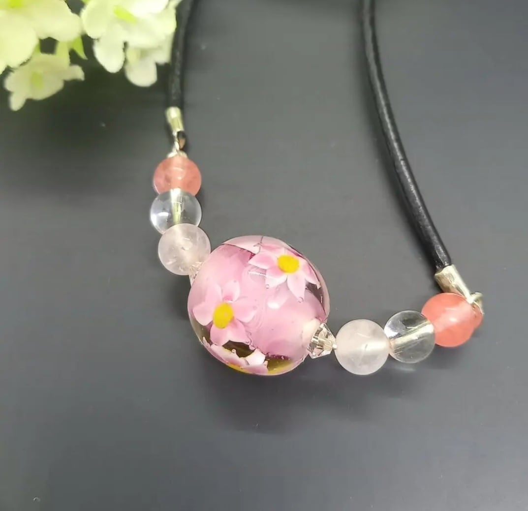 ピンクの花が舞う、とんぼ玉と天然石のネックレス ピンクの花が舞う、とんぼ玉と天然石のネックレス