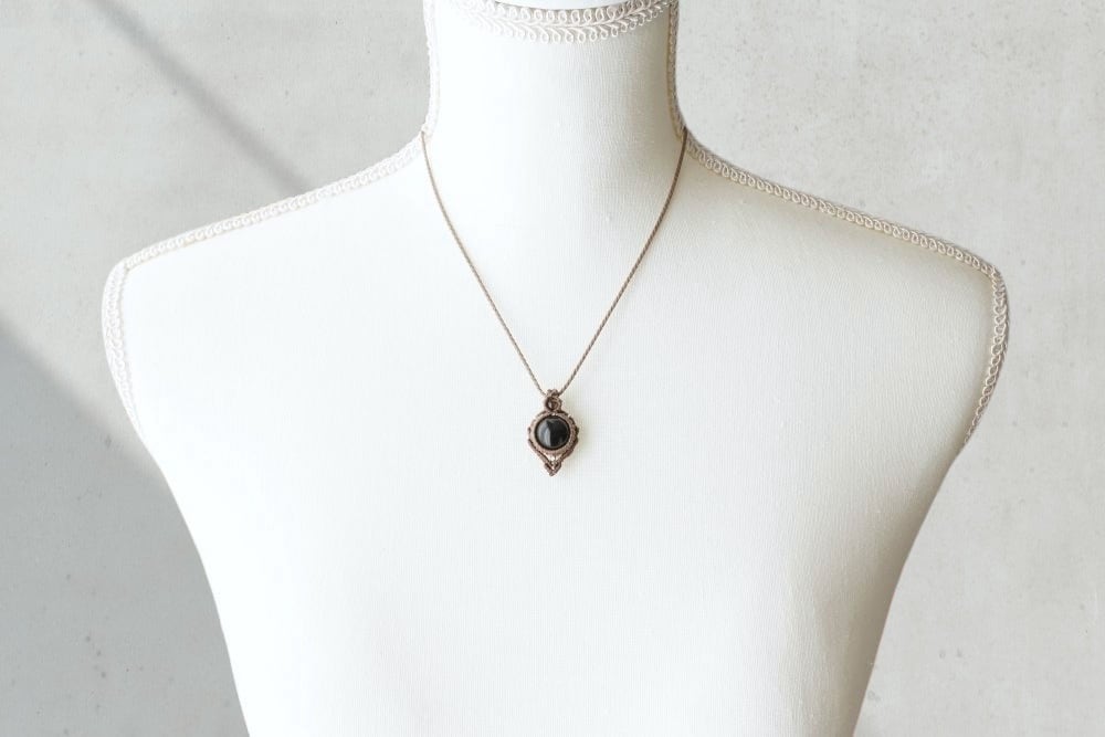 小ぶりなモリオン(黒水晶)のマクラメネックレス【紐色チェンジ可