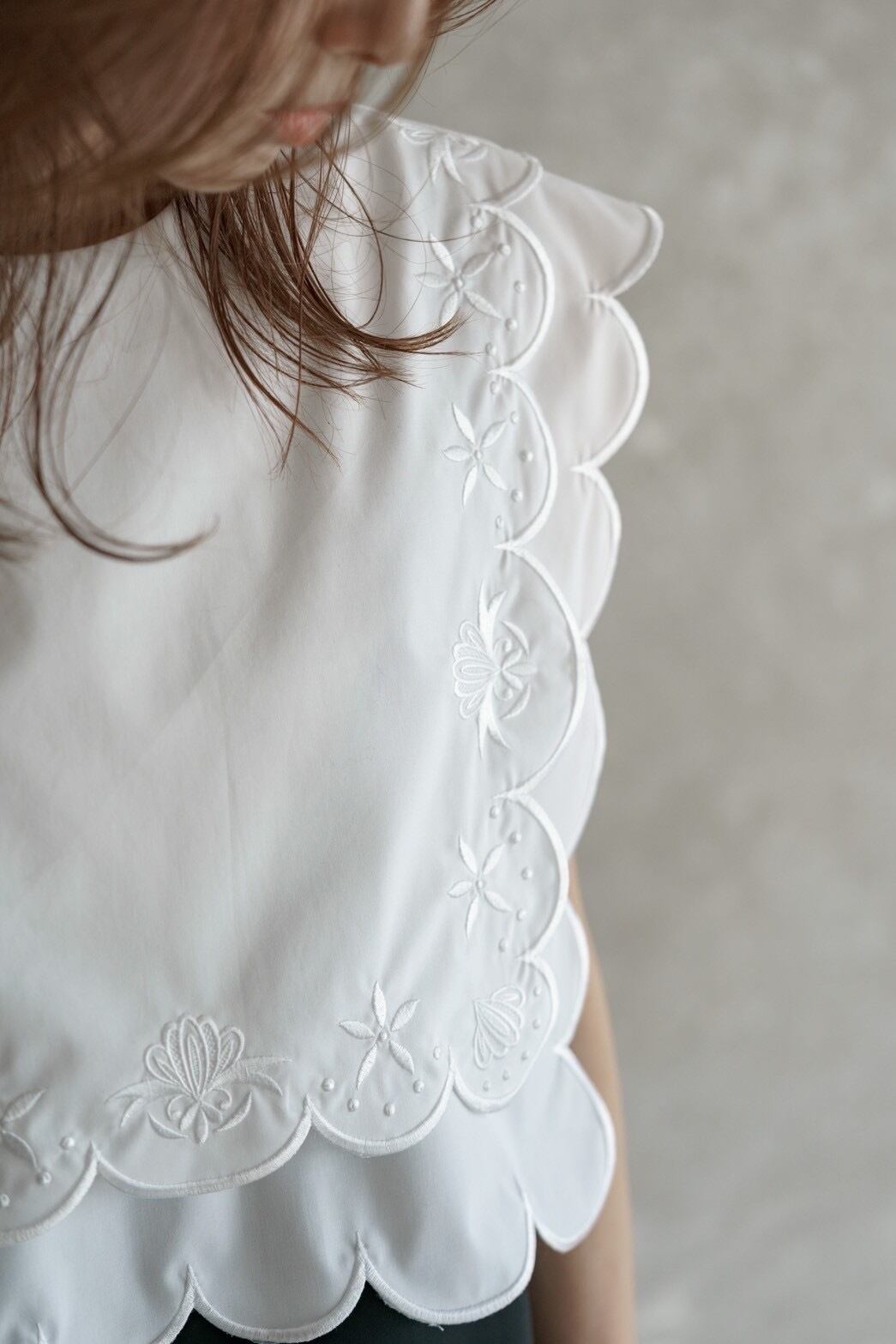 embroidery scallop blouse(white)ご注文から1週間前後で発送 | roughlow