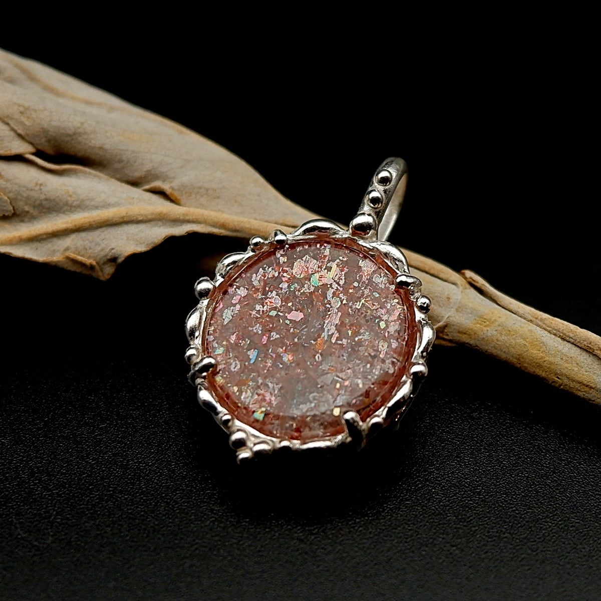 レインボーコンフェッティサンストーンの粒飾りペンダント ～舞い踊る