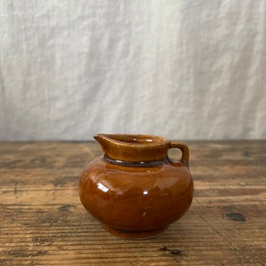 小さな茶色いピッチャー