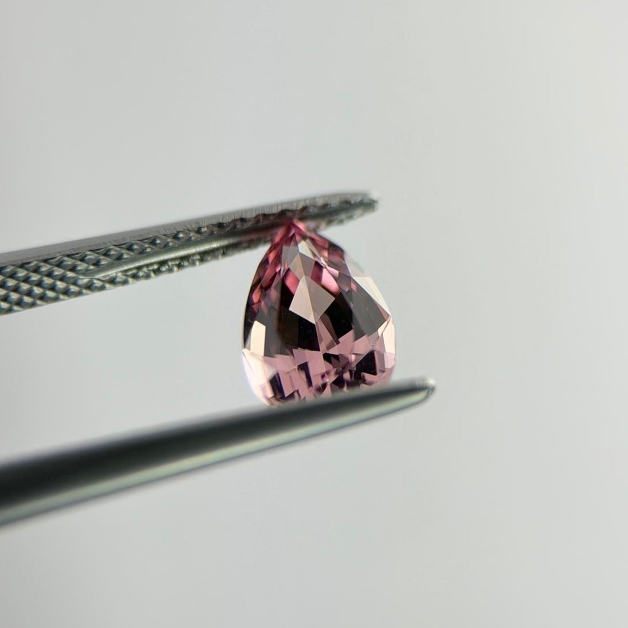 マラヤガーネット ペアシェイプ 8.4x5.5x4.1mm, 1.35ct, タンザニア産