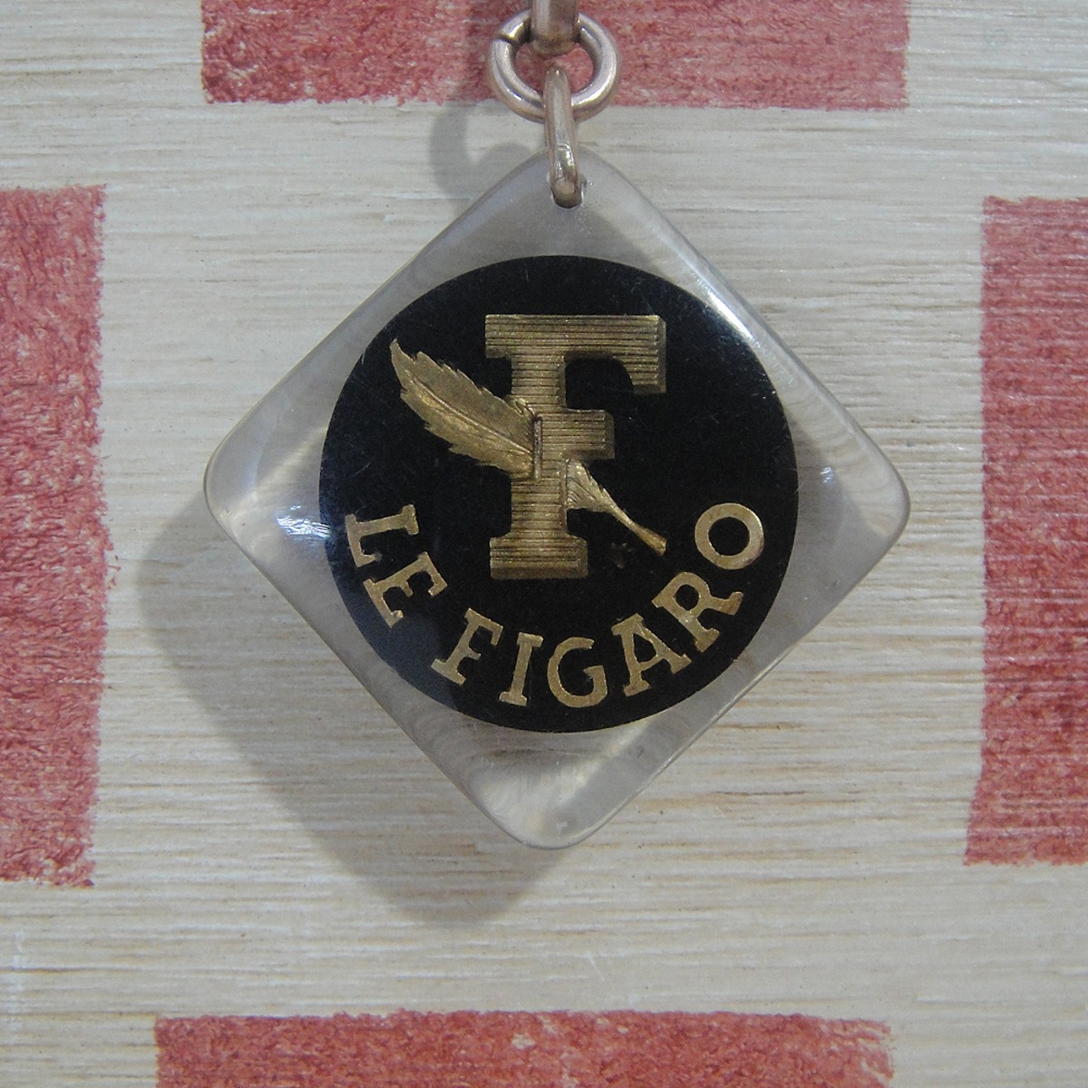 【SALE】フランス LE FIGARO[ル・フィガロ]新聞社 企業広告ノベルティ ブルボンキーホルダー | レトロ キーホルダーKEY ...