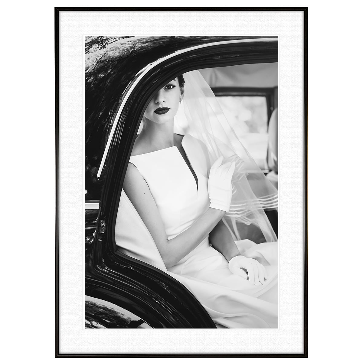 人物写真 女性 車窓のウェディングドレスの女性 インテリアモノクロアートフォトポスター額装 AS4613