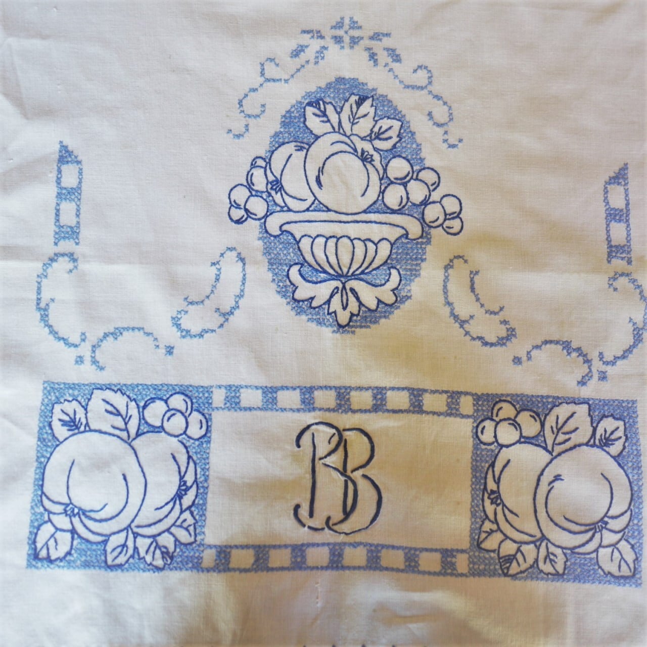 刺繍オーバータオル ドイツ クロスステッチのフルーツ