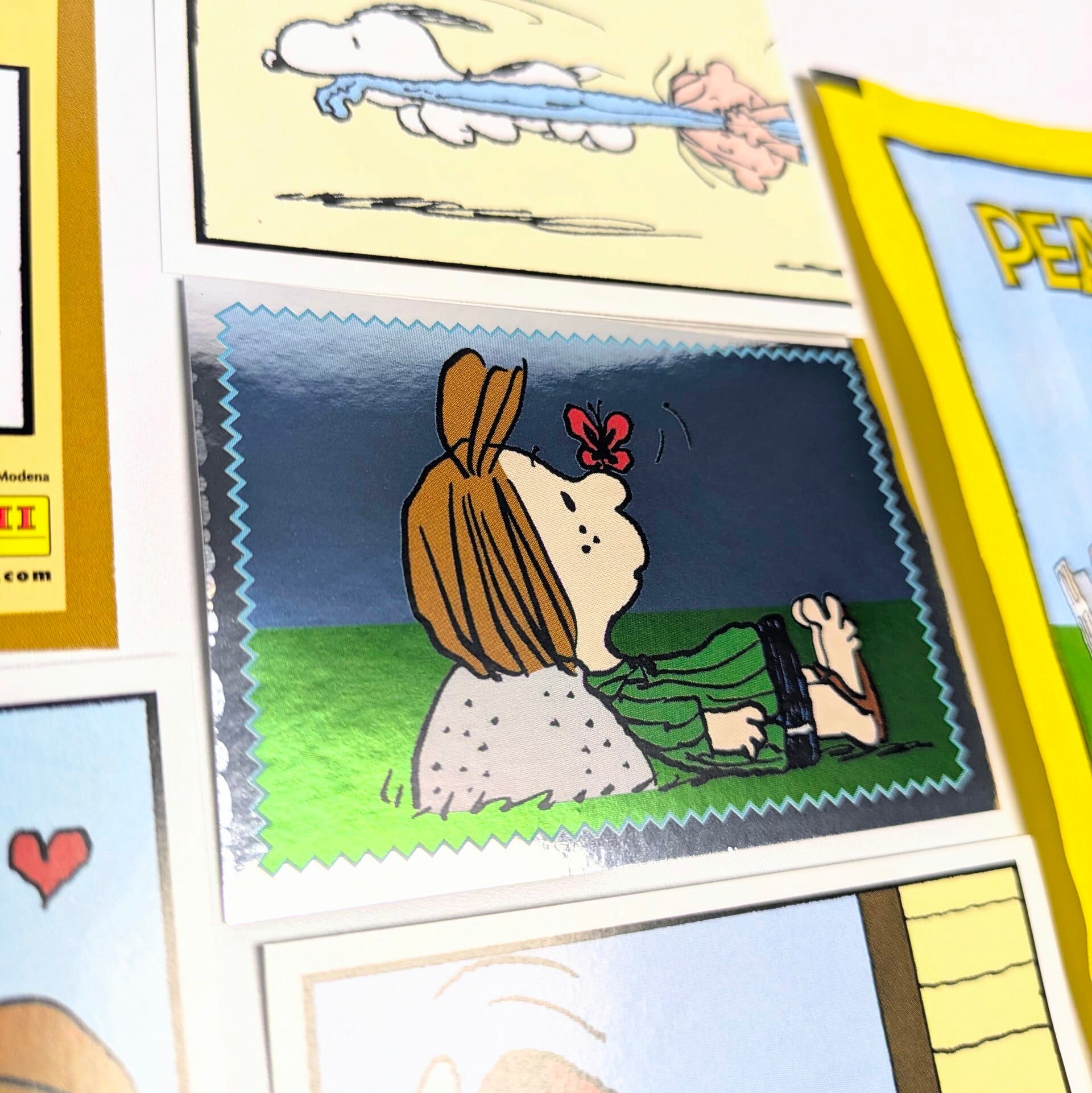 送料無料！【 PEANUTS / ピーナッツ 】The Family Album STICKERS AND CARDS / Panini Stickers / パニーニ・ステッカー トレーディングカード 単品 （1個=4STICKER＋1CARD入）〚アメリカン雑貨 アメトイ〛