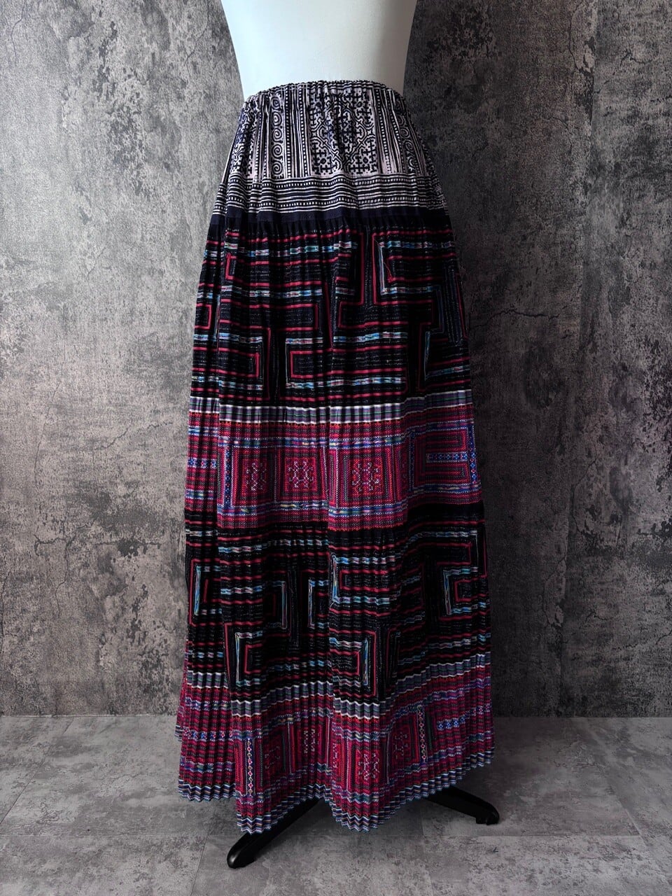 モン族スカート 74 ロング クロスステッチ刺繍 ろうけつバティック