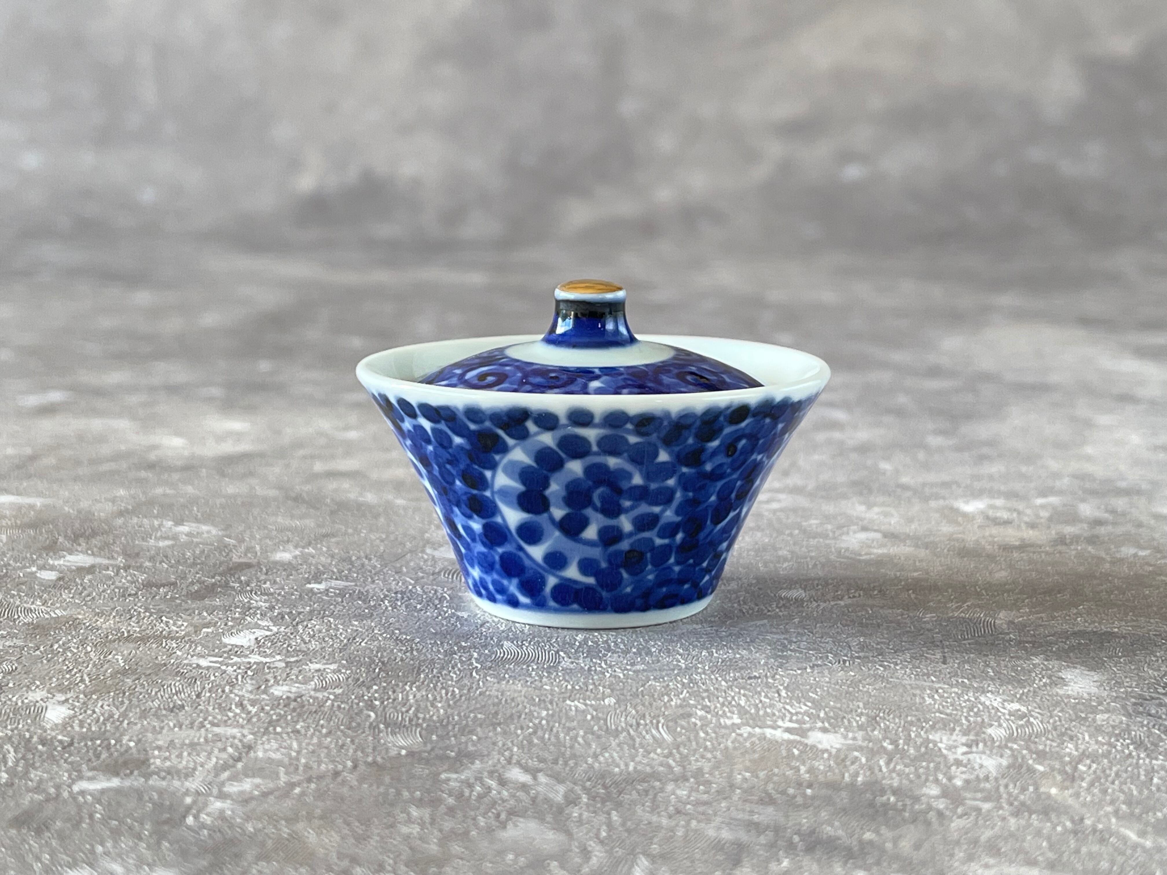 有田焼  手描き  反り型蓋物小付 / 蛸唐草 ゴールド