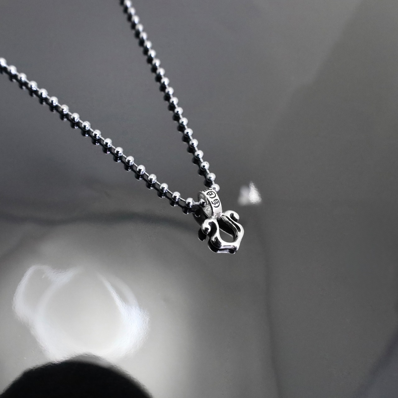 TINY RHYTHMIC HORSESHOE PENDANT / タイニーリズミックホースシューペンダント