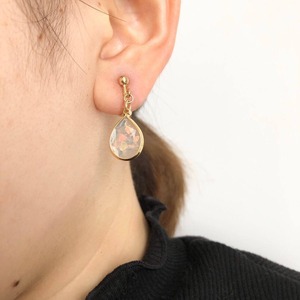 白いホロ入りドロップチャームの〈ピアス/イヤリング〉