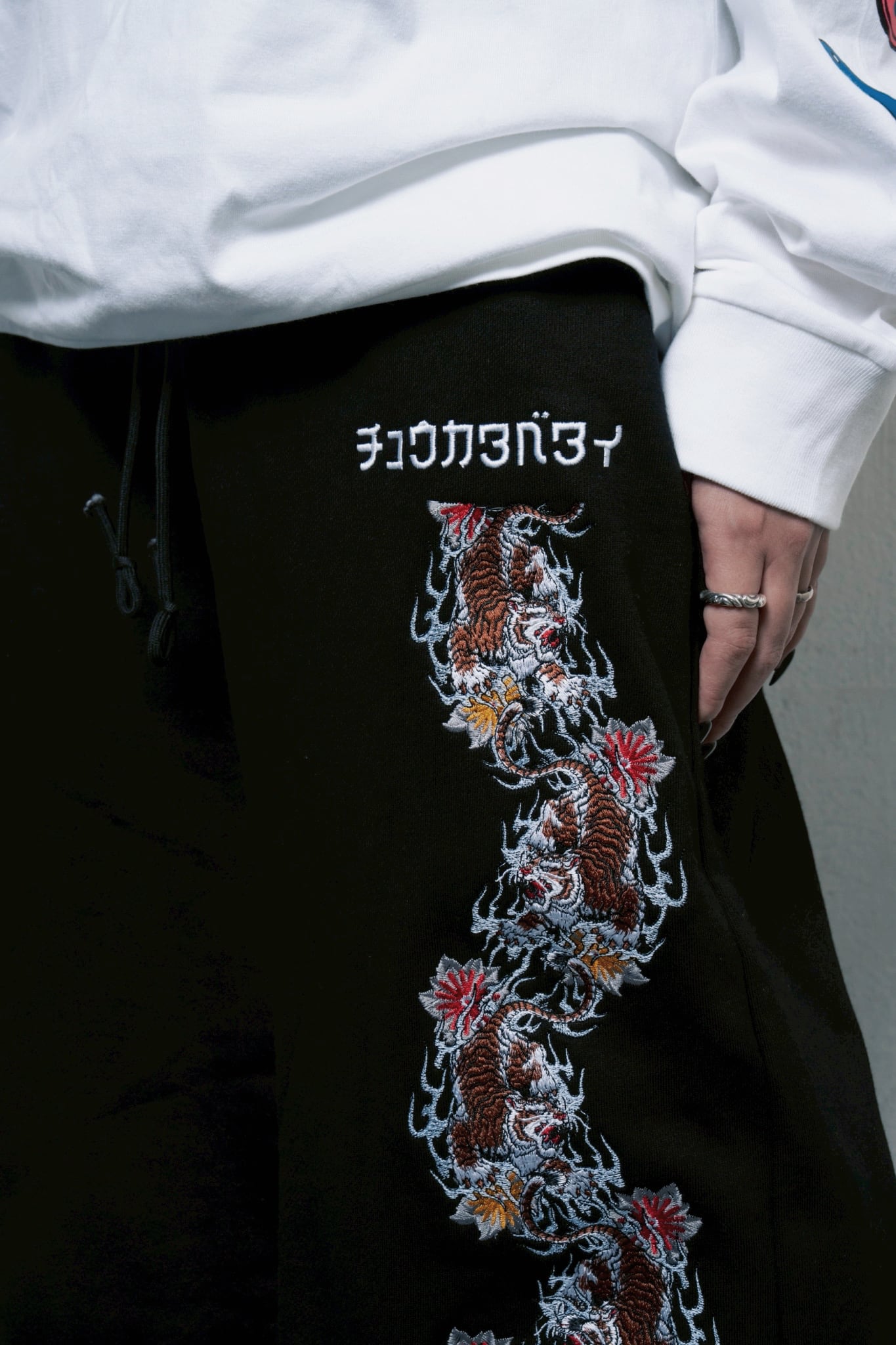 Tiger line sweat pants/Black | チュウカタベタイ