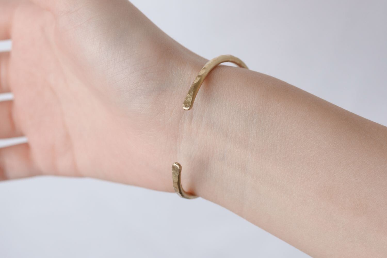 華奢なバングル｜Φ3mm 槌目仕上げ〈無垢真鍮〉 | Sorelle .