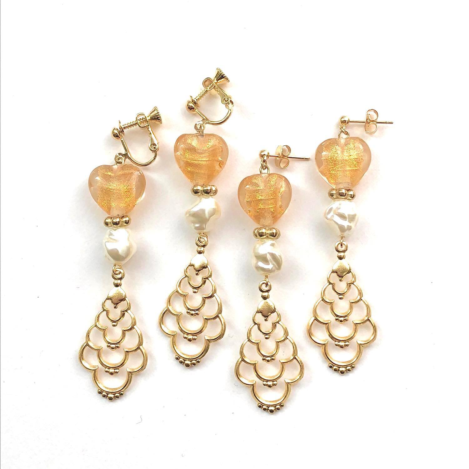 ハートビーズとスカラップチャームの〈ピアス/イヤリング〉