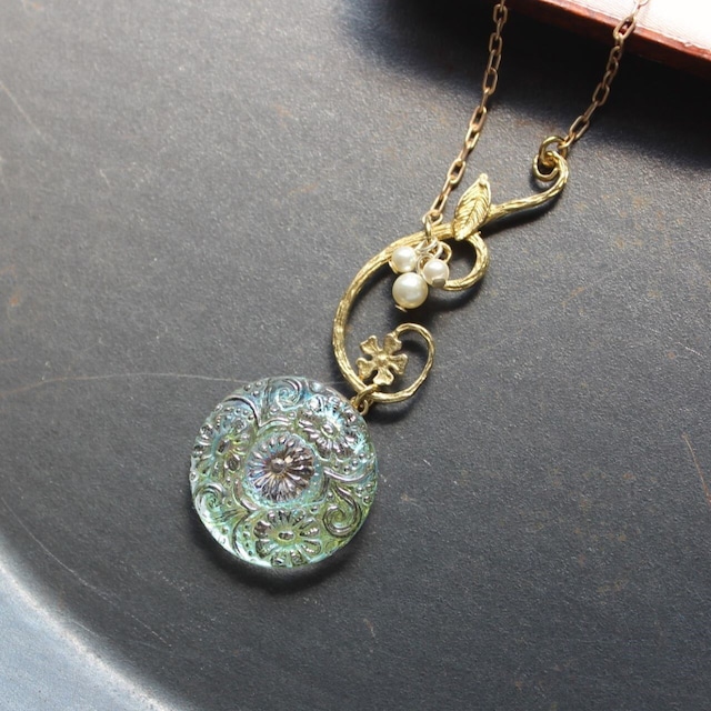 ボヘミアの森 / チェコガラスボタン ペンダント・ネックレス オーロラの花 アンティークstyle