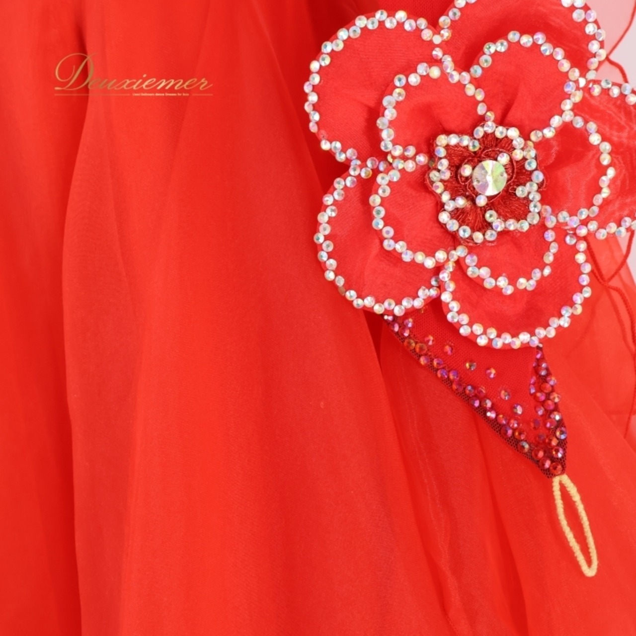 社交ダンス 衣装 スタンダードドレス ドレス ワンピース スタンダード 赤 デモ 競技 ダンス パーティ 発表会 フリル フロート レース 花 ボリューム 綺麗 高級感 レッド系 大きな花モチーフ パール スカート3枚重ね ステージ衣装 輝き おしゃれ