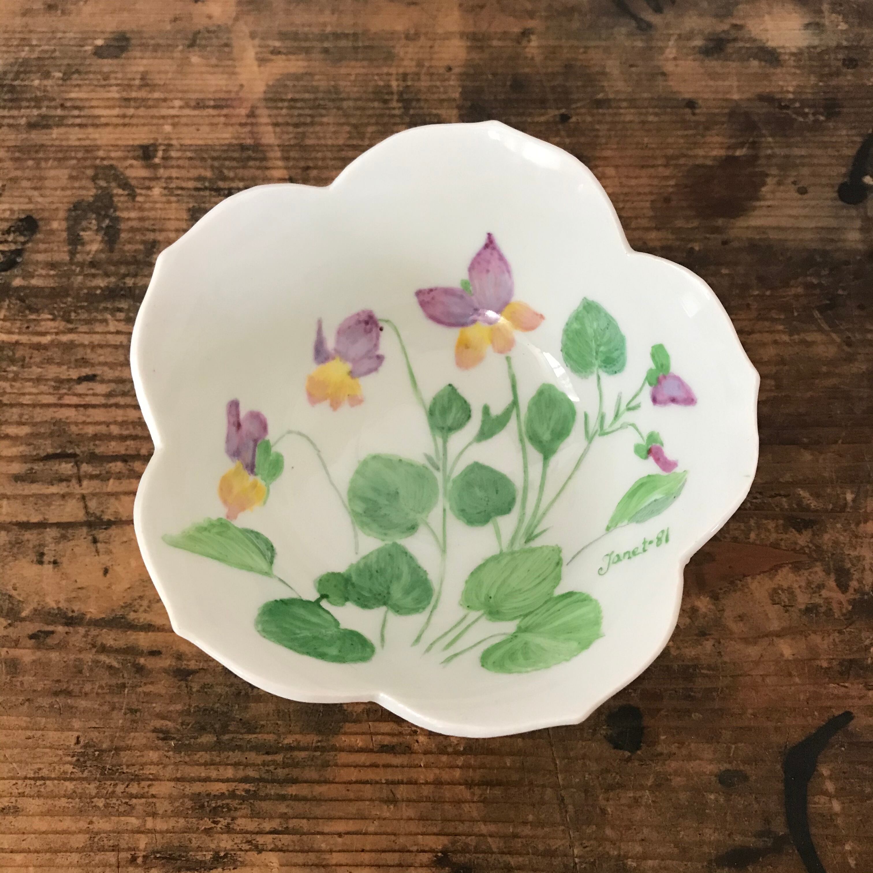 手描きの花模様の器