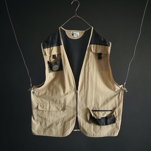 over silhouette mesh switching & mulch pockets design fishing vest