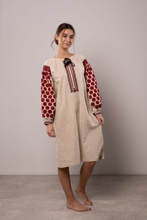 【ハイエンド】ウクライナ刺繍ヴィシヴァンカ・クラシック　手刺繍　麻　レディース・フリーサイズ