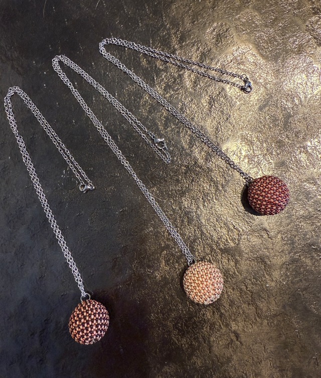 １うボールネックレス　コーラル