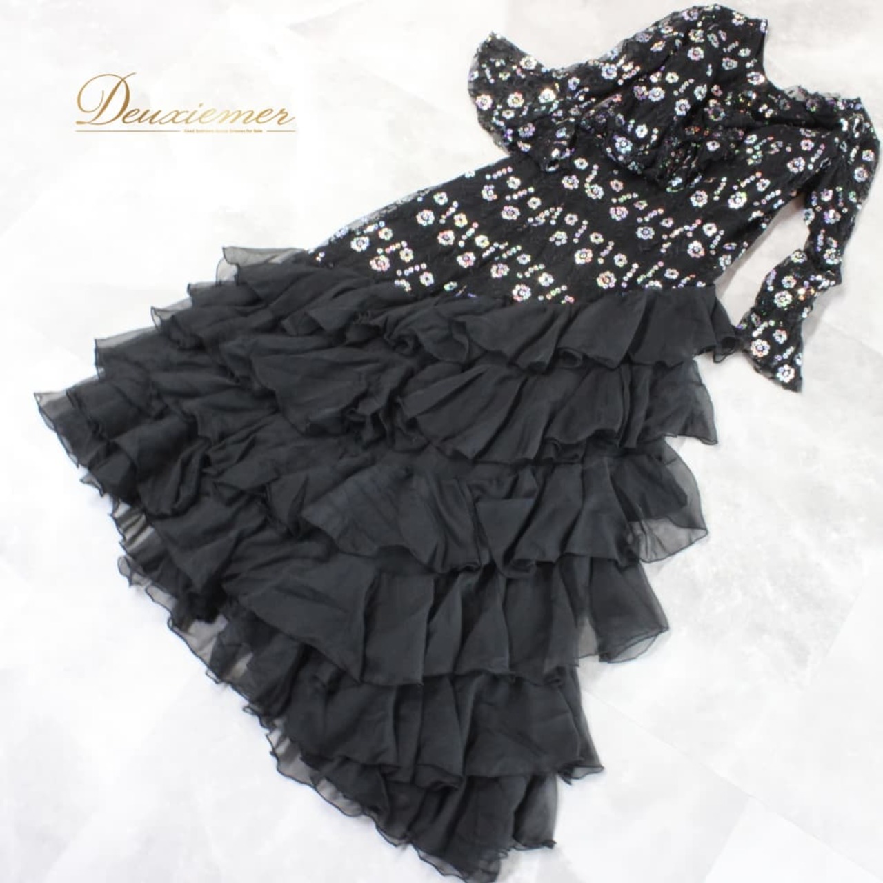 社交ダンス 衣装 スタンダード ドレス ワンピース パーティドレス prima boutique 黒 ブラック系 シルバー系 キラキラ フリル ステージ衣装 黒ドレス ロングドレス フリルスカート ティアードスカート ラッフルスカート 総柄 ドット柄 花柄風 スパンコール風 ラメ きらきら 体型カバー キラキラワンピース ステージ用 舞台衣装 ダンス発表会 パーティー 結婚式 二次会 ナイトイベント 華やか 上品 エレガント アーバンブラック プリマブティック ブラックフォーマル風 光沢感