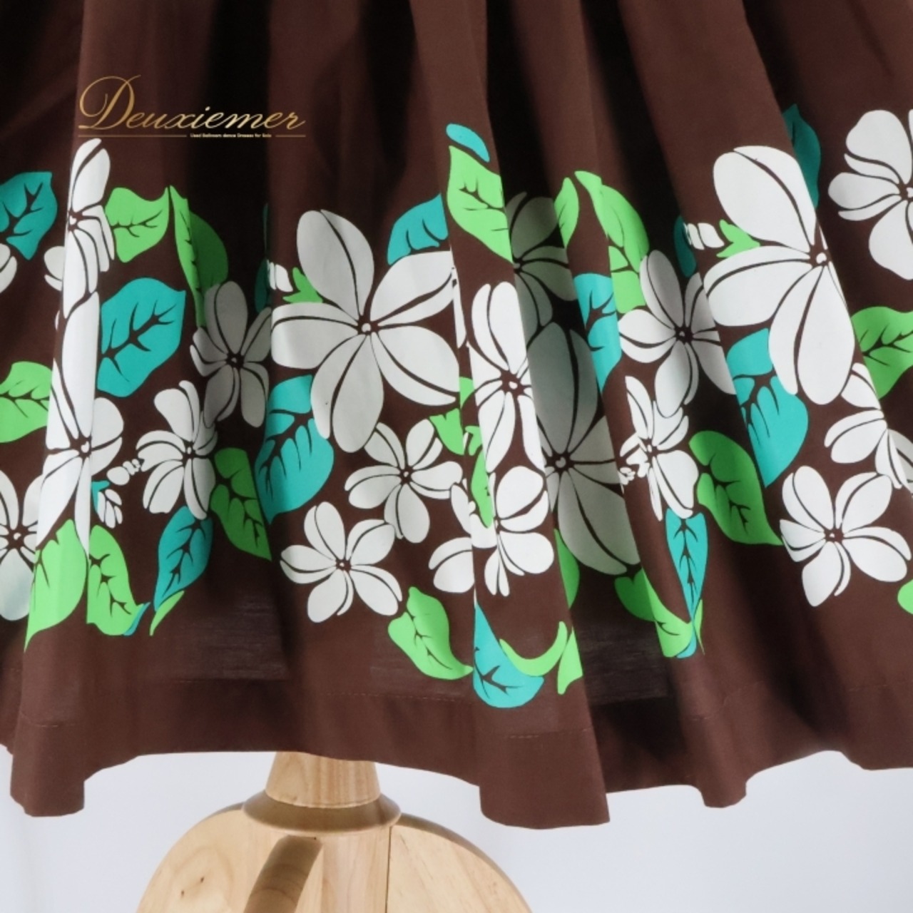 フラダンス 衣装 パウスカート ブラウン系 シングル シンプル プルメリア柄 かわいい 華やか 鮮やか 明るい 茶 白 緑 ハワイアン アロハ ハワイアンプリント フラ ダンス レッスン 練習 ホワイト系 グリーン系 大人っぽい 花柄 スカート カジュアル