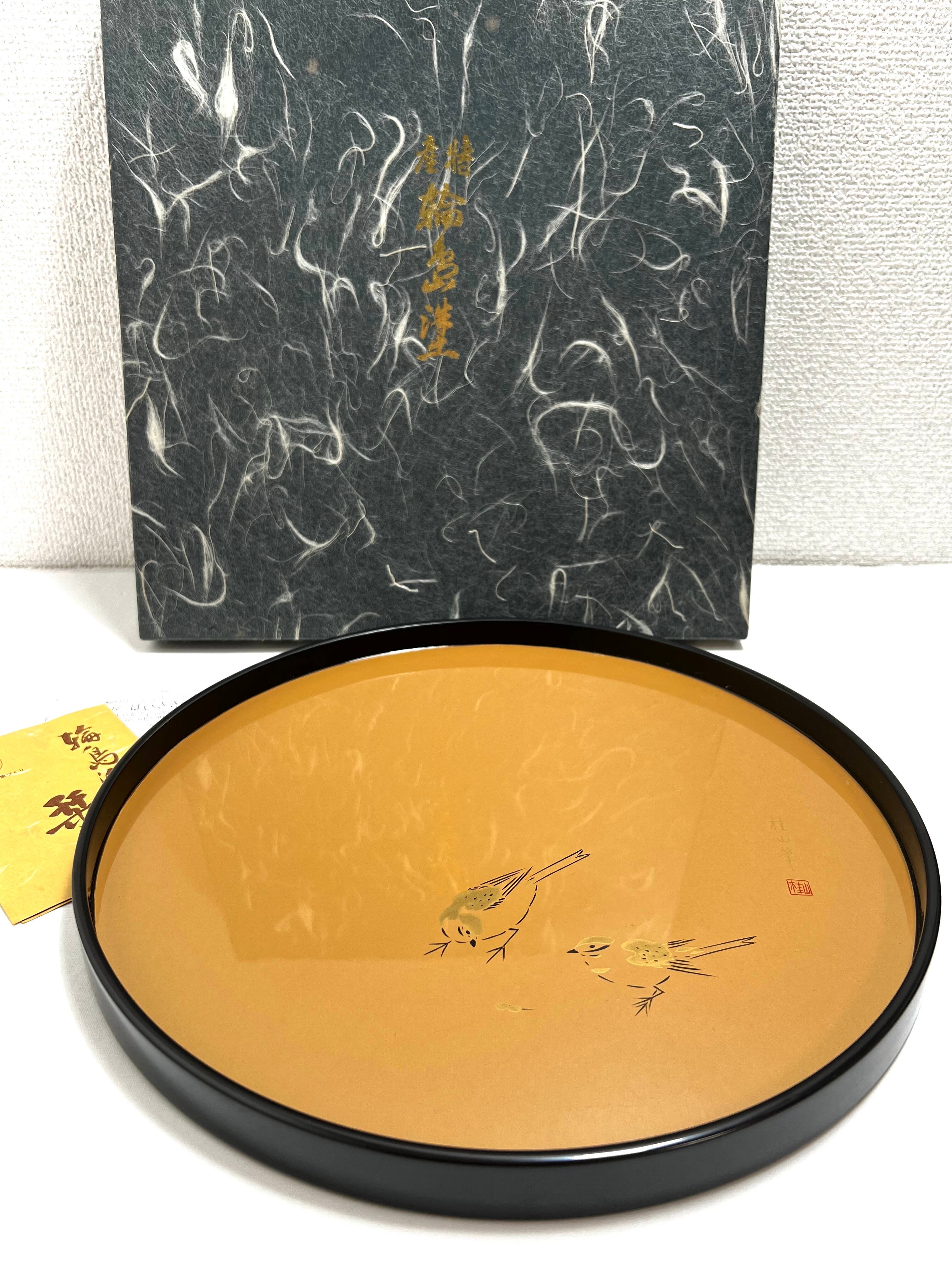 【極美品・共箱付】輪島塗 丸盆 雀蒔絵 桂山銘 伝統工芸品 五島屋取扱 極美品・共箱付】輪島塗 丸盆 雀蒔絵 桂山銘 伝統工芸品 五島屋取扱