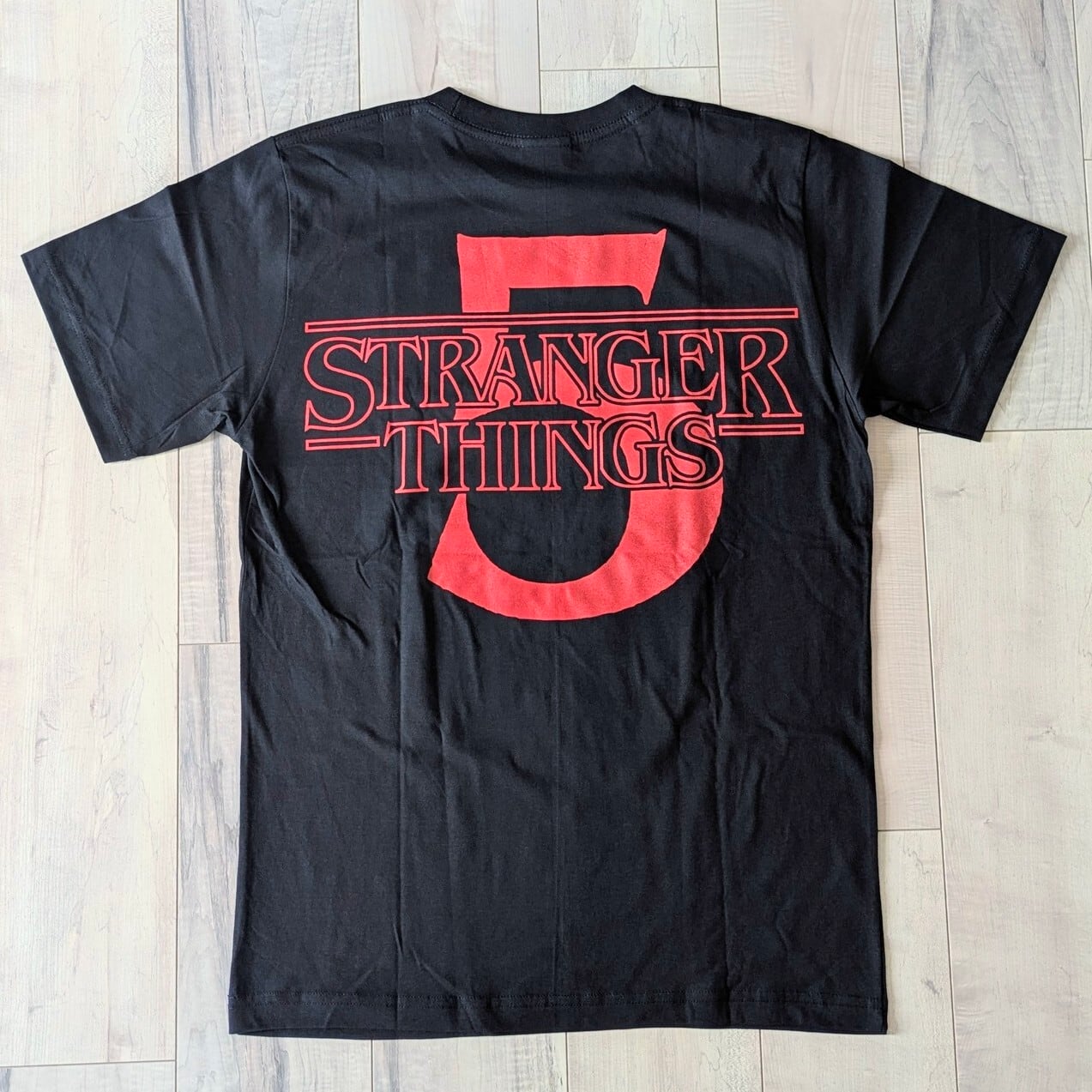 【 Stranger Things / ストレンジャーシングス  】『 SUCK MY FAT ONE 』 デレク Tシャツ / ストレンジャーシングス Season5〚アメリカン雑貨 アメトイ〛