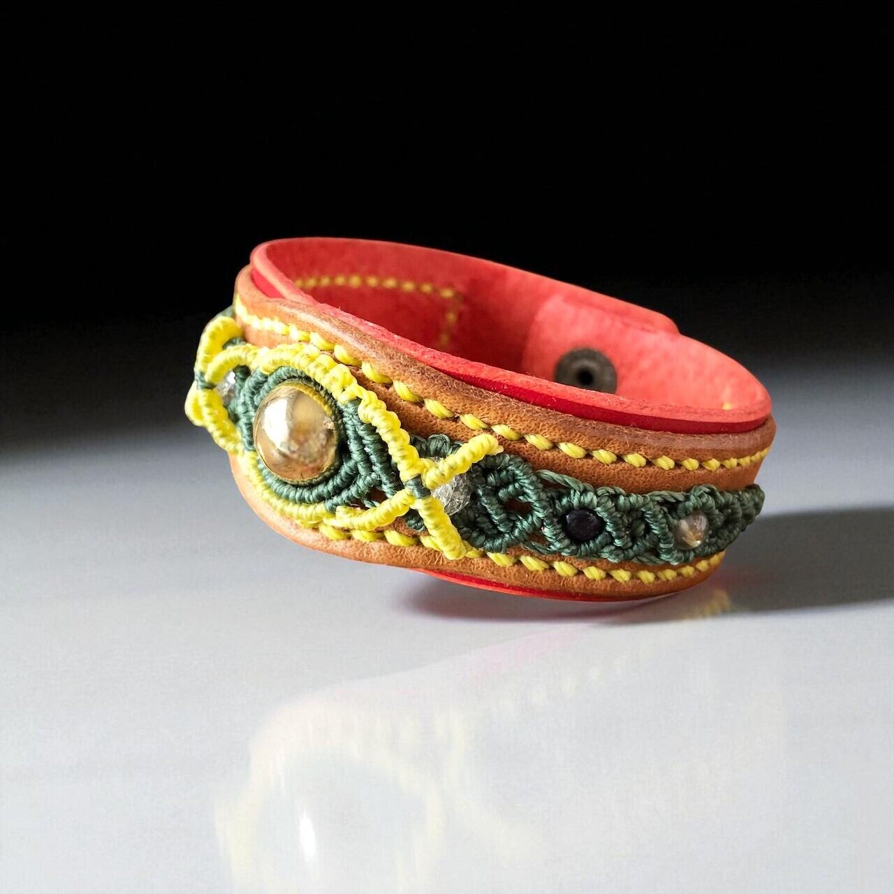 前向きに進みたい日に｜カイヤナイト×本革 マクラメブレスレット