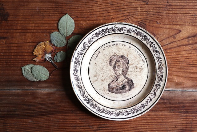 France  マリー・アントワネットの肖像画が息づく古のプレート