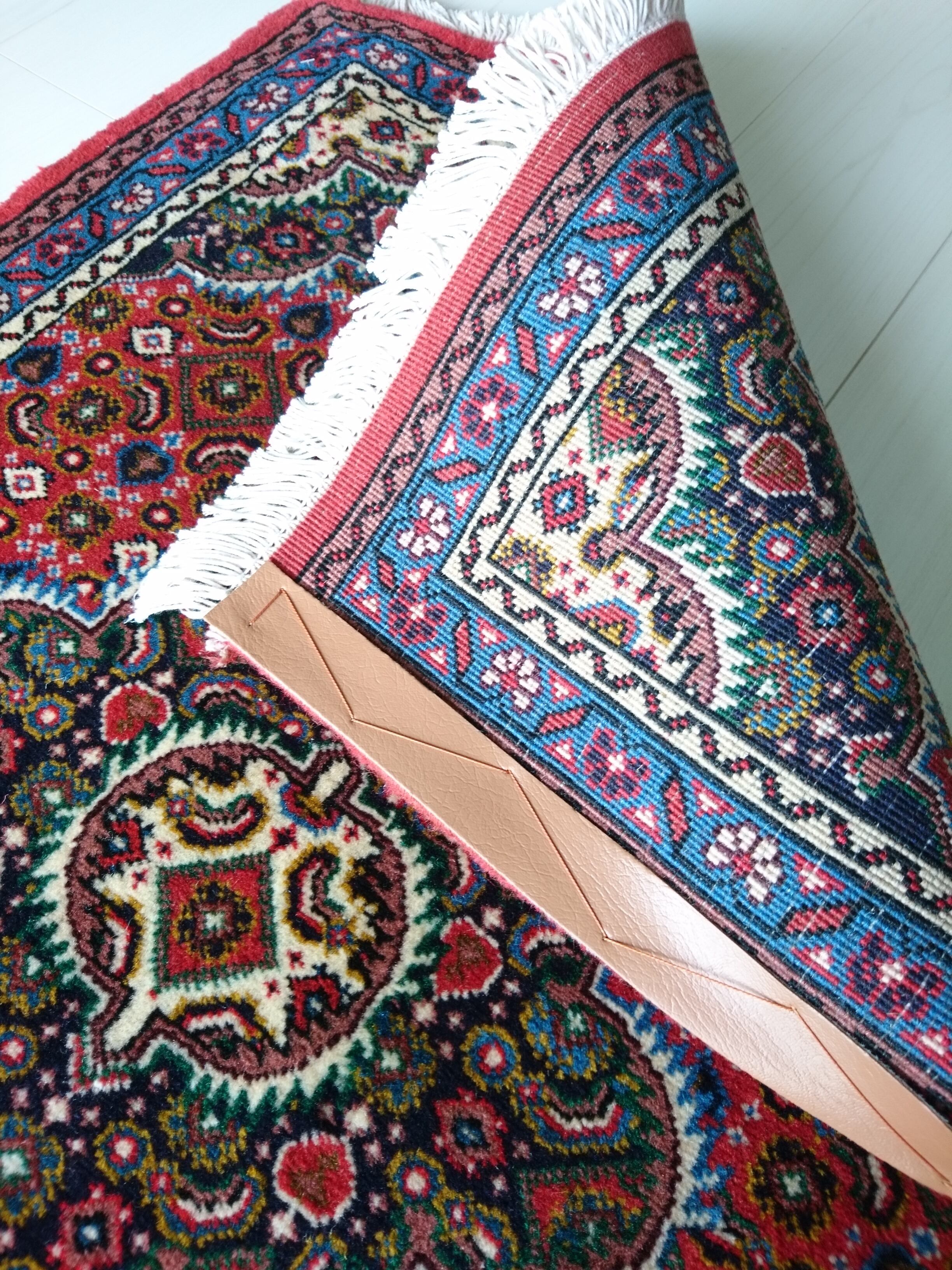 ペルシャ絨毯 102×77cm アルダビール ストロベリーレッド 宝石箱