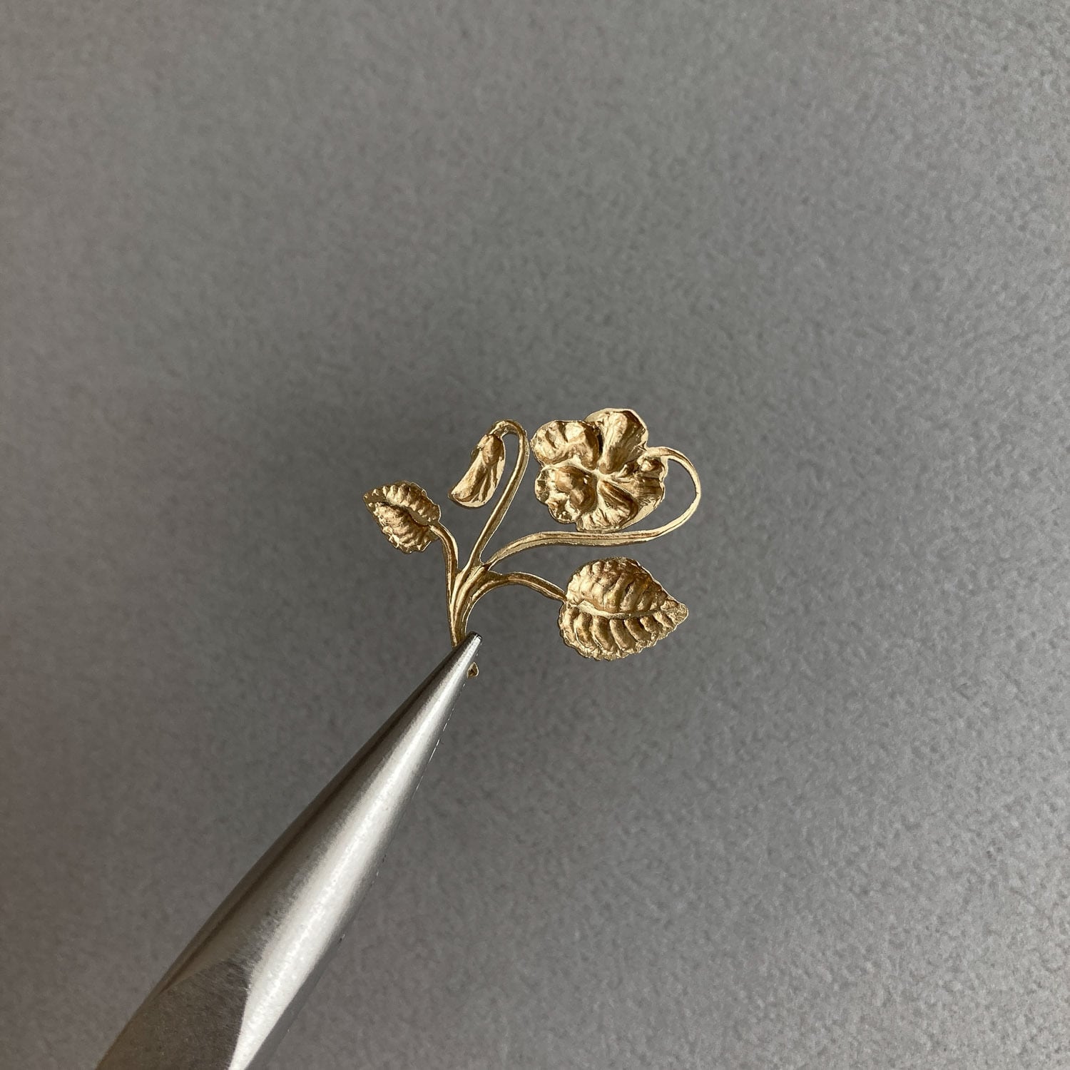 〈最終入荷〉USA真鍮 パンジー風お花プレート | Dua-アクセサリーパーツショップ