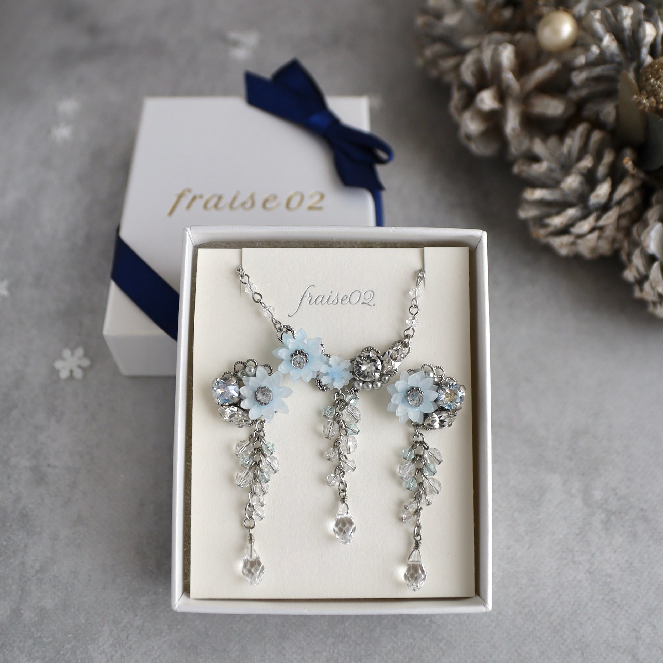 氷の蓮の花とムーンライトビジューのネックレスピアス/イヤリングセット クリスマスコフレ