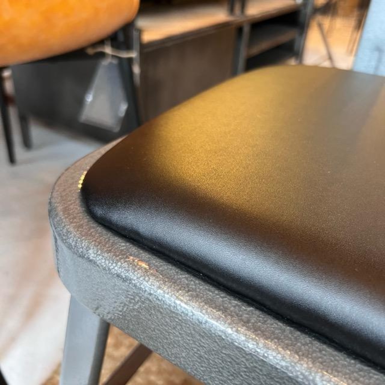 スタンダード チェア　グレー　家具　インテリア　椅子　レザー　スチール　1人掛け用　リビング　キッチン　