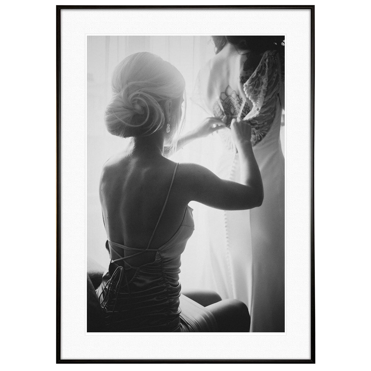 人物写真 結婚式の準備をしているウェディングドレスの女性 インテリアモノクロアートポスター額装 AS2234