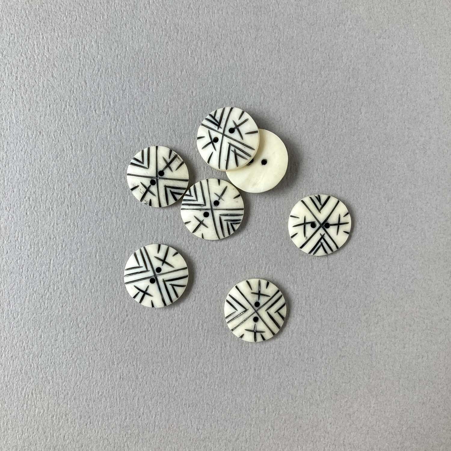 エスニック柄ラウンド2穴カウボーンボタン(2p・16mm)