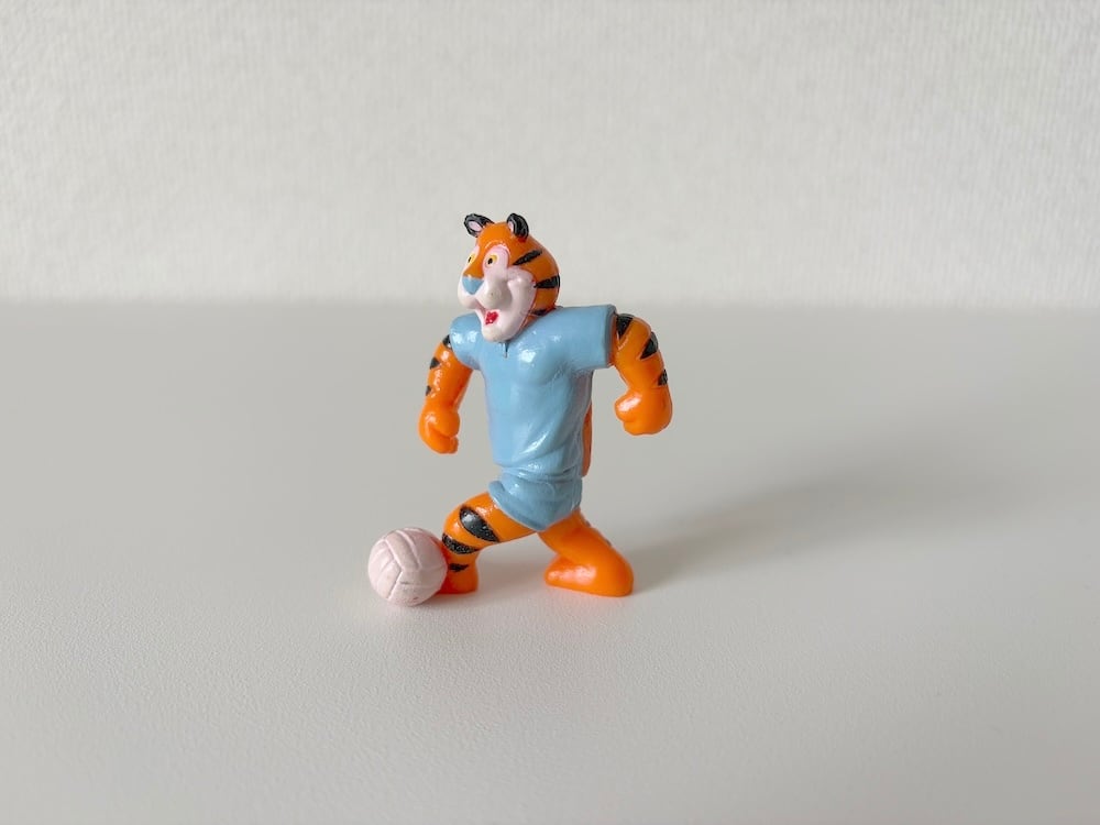 サッカーをするトニー・ザ・タイガーのフィギア / A figure of Tony the Tiger playing soccer.