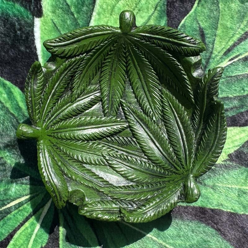 立体的なWeed、大麻をモチーフとしたレジン製の灰皿、小物入れ トレー