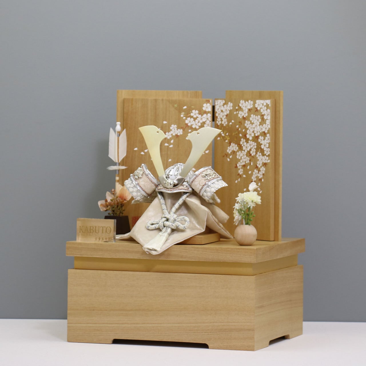 【白金中鍬兜 7号】 兜飾り 収納飾り 五月人形|矢付き|和モダン|フラワー|コンパクト