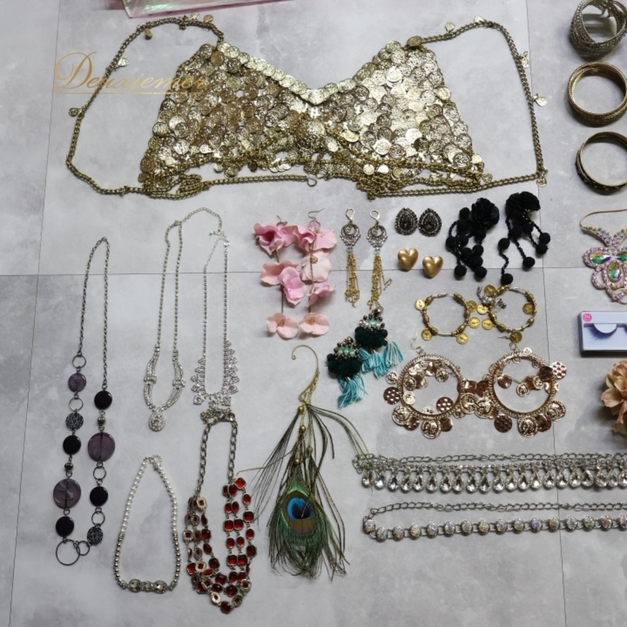 ベリーダンス 衣装 まとめ売り 70点以上 セット トップス スカート ズボン チョリ ピアス ネックレス 黒 白 金 青 赤 上下セット 練習 レッスン アクセサリー パンツ ハーレムパンツ ワンピース ドレス 頭飾り 花 つけまつげ ウィング オリエンタル