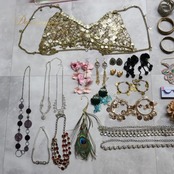 ベリーダンス 衣装 まとめ売り 70点以上 セット トップス スカート ズボン チョリ ピアス ネックレス 黒 白 金 青 赤 上下セット 練習 レッスン アクセサリー パンツ ハーレムパンツ ワンピース ドレス 頭飾り 花 つけまつげ ウィング オリエンタル