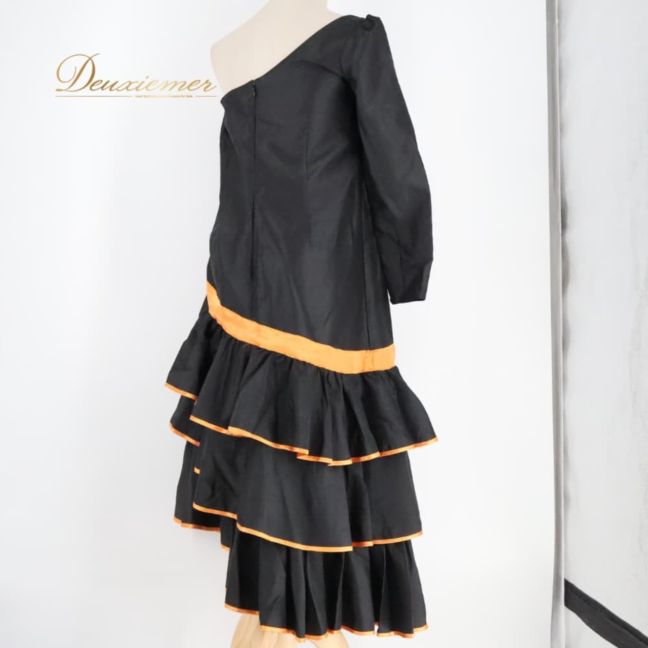 フラダンス 衣装 FANCY DRESS ファンシードレス ワンピース ドレス ブラック系 アシンメトリー ワンショルダー フリル ボリューム 光沢 無地 上品 きれい 高級感 黒 橙 かわいい 華やか 鮮やか 明るい フラ ダンス レッスン 練習 オレンジ系