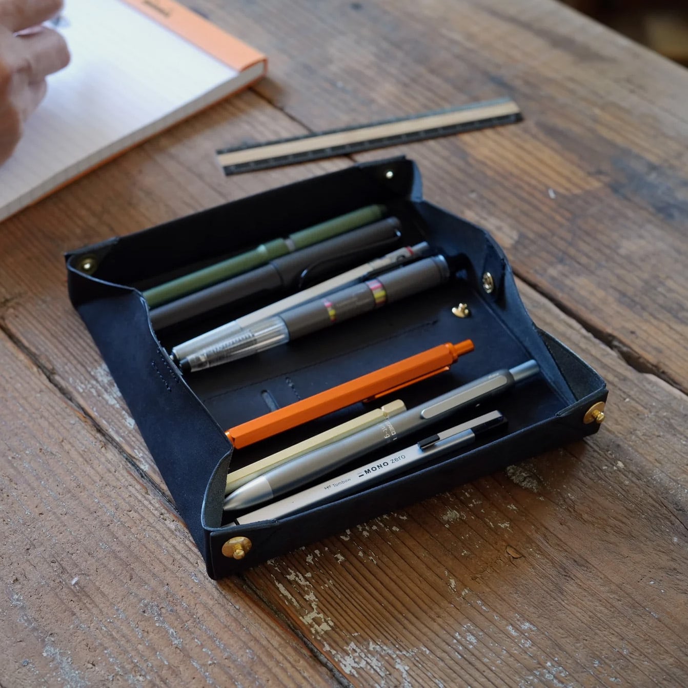 値下げ】新作 plows dritto Pen roll L ペンケース サビア Plows/プラウズ】dritto Pen roll L (ネロ) | 590&Co.