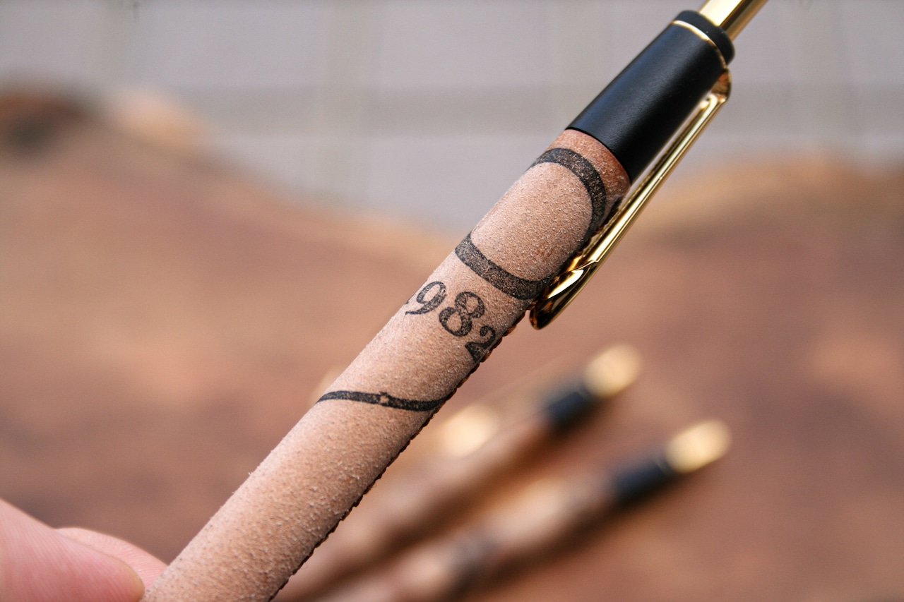 革軸ペン【 ROCADO シェルコードバン 裏巻き (ROCADOスタンプver.) 】